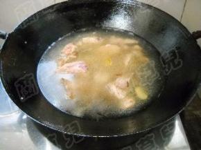 加入适量冷水，大火煮开。