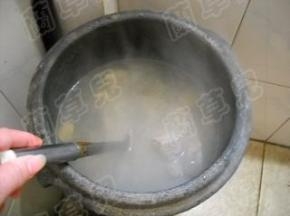 将脊骨和汤水转入沙铫子；大火煮开，小火慢煨1小时。
