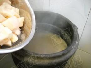 加入莲藕，大火煮开，小火慢炖30分钟。