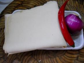 准备好千张、香菇、红椒和洋葱。