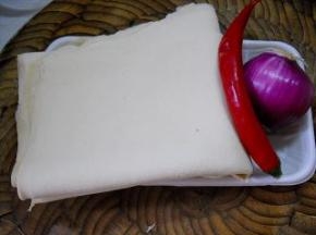 准备好千张、香菇、红椒和洋葱。