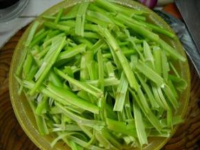 准备好空心菜梗；掐断、从中间撕开，洗净、用少许盐腌制。
