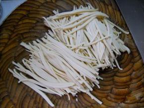 千张洗净、切细丝。