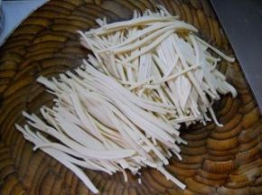 千张洗净、切细丝。