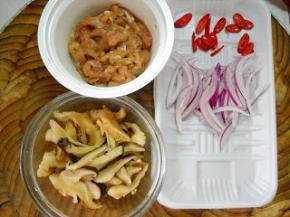 猪肉切丝，用淀粉、生抽拌匀；香菇、洋葱切丝；红椒切小段。