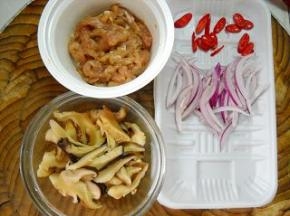 猪肉切丝，用淀粉、生抽拌匀；香菇、洋葱切丝；红椒切小段。