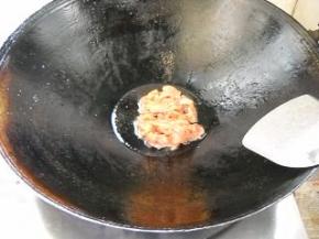 锅中油热，将猪肉丝滑散盛起备用。