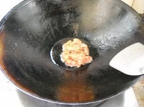 锅中油热，将猪肉丝滑散盛起备用。