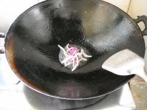 锅中余油，爆香洋葱。