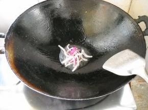 锅中余油，爆香洋葱。