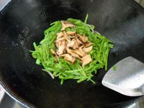 倒入香菇，炒匀。