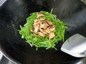 倒入香菇，炒匀。