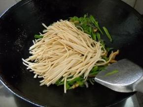 倒入千张丝，炒匀。