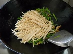 倒入千张丝，炒匀。