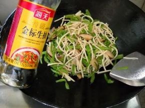 加入盐、生抽，炒匀。