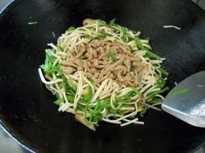 倒入滑散的肉丝，炒匀。