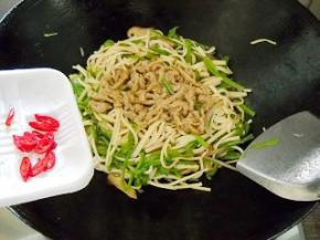 倒入红椒炒匀；调好味盛入盘中。