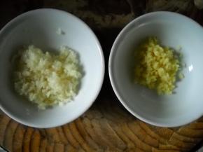 独蒜、生姜去皮，切细粒。