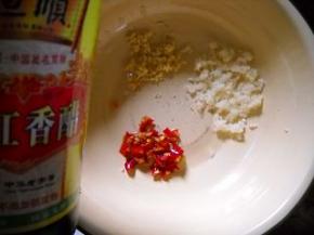 姜蒜粒放入碗中，加入香醋、剁椒。