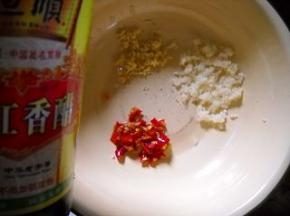 姜蒜粒放入碗中，加入香醋、剁椒。