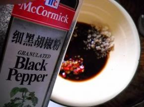 加入胡椒调匀。