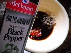 加入胡椒调匀。