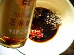 倒入芝麻油调匀成味汁备用。