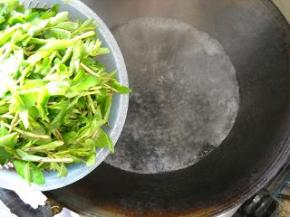 开水中滴几滴食油，倒入枸杞尖焯一会即捞出；沥干水分。