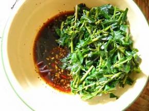 焯好的枸杞尖倒入调味汁，吃时拌匀。