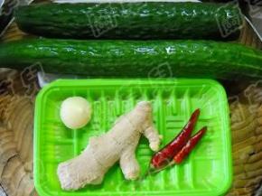 准备好黄瓜、生姜、独蒜、干红椒。