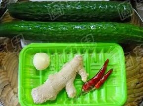 准备好黄瓜、生姜、独蒜、干红椒。