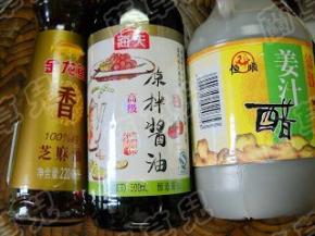 准备好姜汁醋、凉拌酱油、芝麻油。
