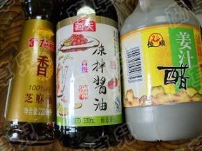 准备好姜汁醋、凉拌酱油、芝麻油。