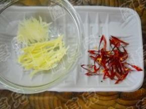 生姜、独蒜、红椒切丝。