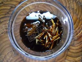 姜蒜丝用醋和酱油拌成味汁备用。