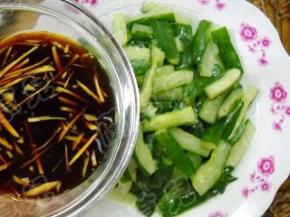 将味汁淋到黄瓜上。