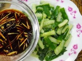 将味汁淋到黄瓜上。