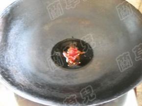 锅中烧热油，放入红椒丝，煎出红油。