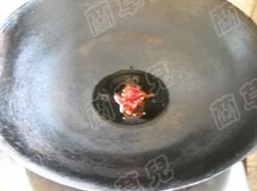 锅中烧热油，放入红椒丝，煎出红油。