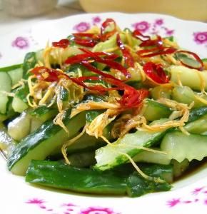 煎好的红椒和辣椒油淋到黄瓜上，拌匀即可。