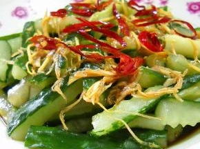 煎好的红椒和辣椒油淋到黄瓜上，拌匀即可。