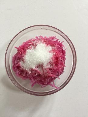 加入2勺白糖和2勺白醋！