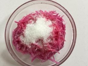 加入2勺白糖和2勺白醋！