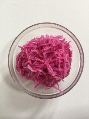 腌制好的萝卜用水冲洗一下，挤干水份备用！