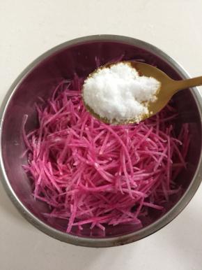 加入一勺盐拌匀腌制片刻！