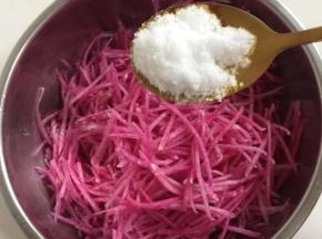 加入一勺盐拌匀腌制片刻！