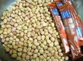 准备好花生和咖啡。