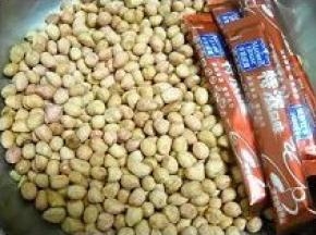 准备好花生和咖啡。