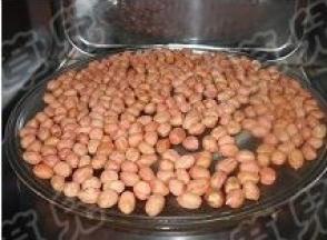 花生放入微波炉，高火叮6分钟。