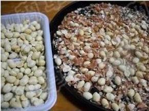 取出花生，趁热去掉红衣。